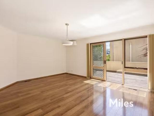 Cozy 5/75 Yarra Street, Heidelberg VIC 3084