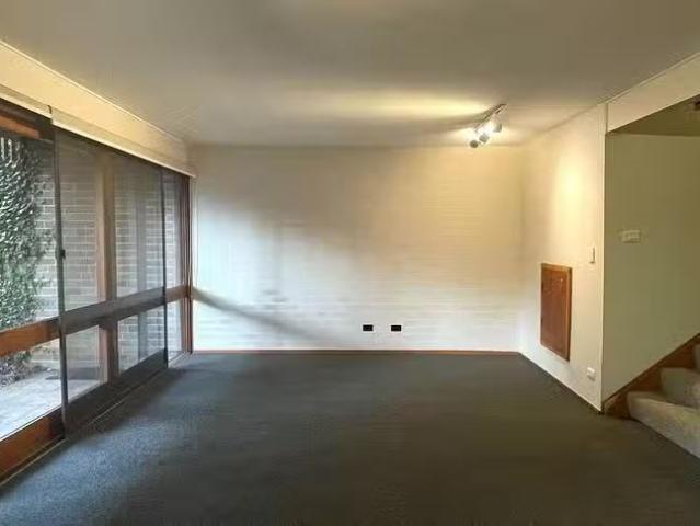 Unique 59/83 Crozier Circuit, Kambah, ACT 2902