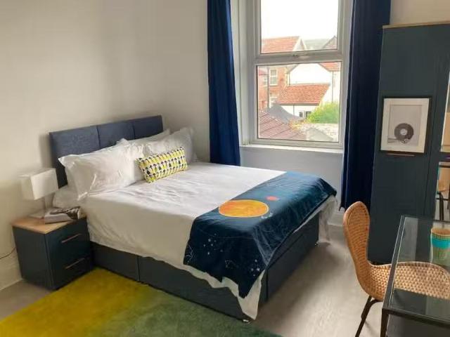 Charming 5 BA 1 bedroom house share for rent in Locking Road.