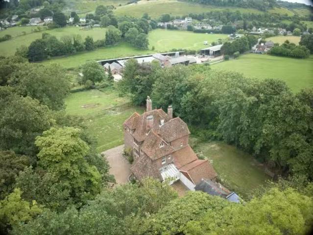 Just in! 5 bedroom detached house for rent in Church Lane, Lyd.
