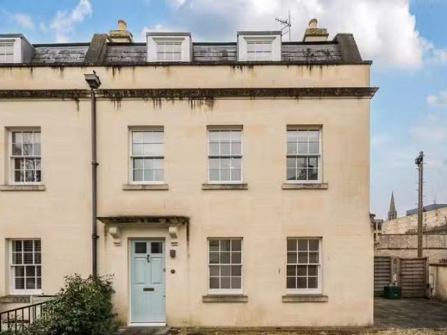 Unique 5 bedroom end of terrace house for rent in Henrietta Pl.