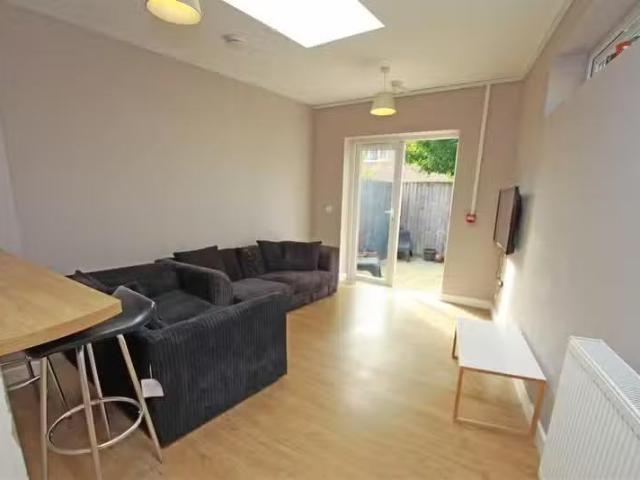 Unique 5 bedroom terraced house for rent in Sea View Road, Par.