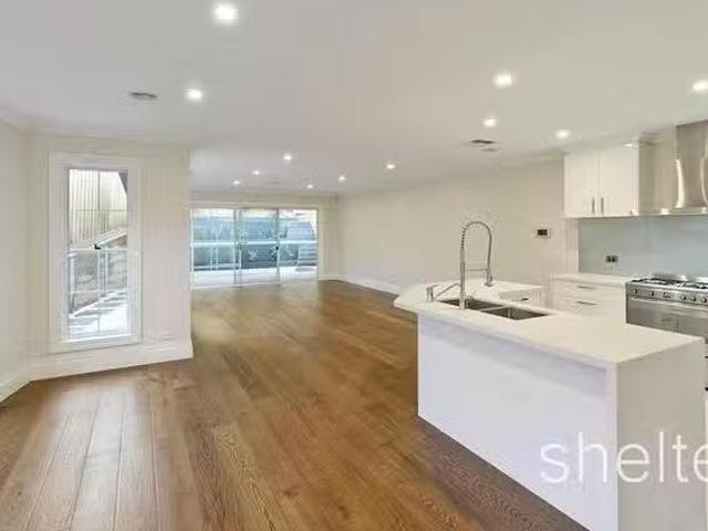 Cozy 5 BR 52A Gloucester Road, Ashburton, VIC 3147