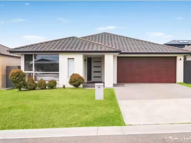 Cozy 5 BR 14 Ivor Avenue, Middleton Grange House for rent Lis.