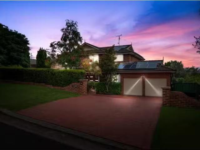 Charming 5 BR 14 Nepean Towers Avenue, GLEN ALPINE House for r.
