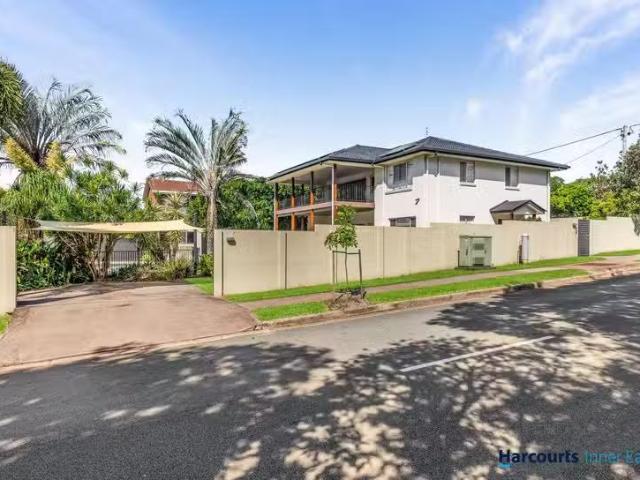 Just in! 5 BR 27 King Street, SHELLY BEACH, QLD 4551 House f.
