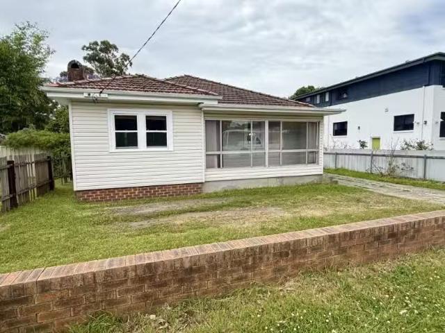 Deal! 5 BR 24 Lysaght Street, North Wollongong House for rent.