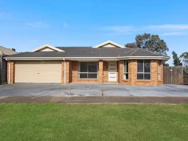 Unique 5 BR 2 Wodalla Street, Kurunjang, VIC 3337