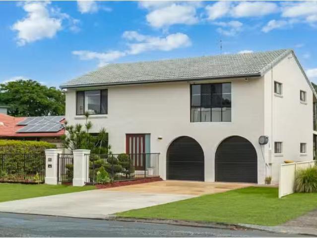 Cozy 5 BR 36 Jacaranda Avenue, TWEED HEADS WEST House for rent.