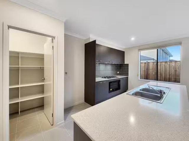 Deal! 5 Inglenook Circuit, Armstrong Creek, VIC 3217