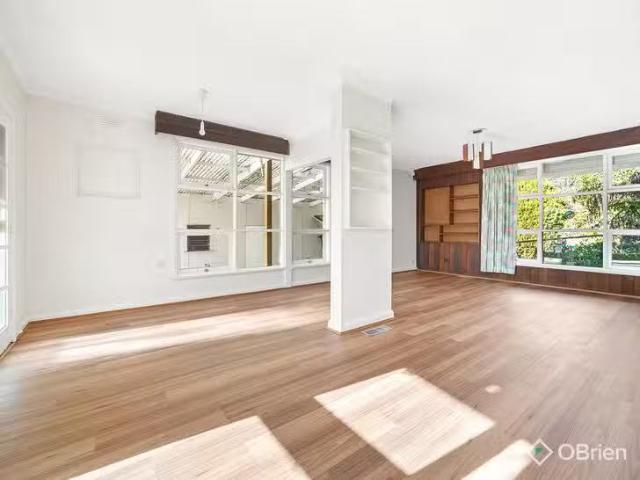 Charming 5 Melva Court, Frankston, VIC 3199