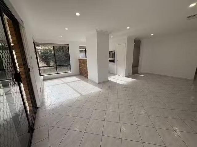 Unique 5 Prescott Drive, Kardinya, WA 6163
