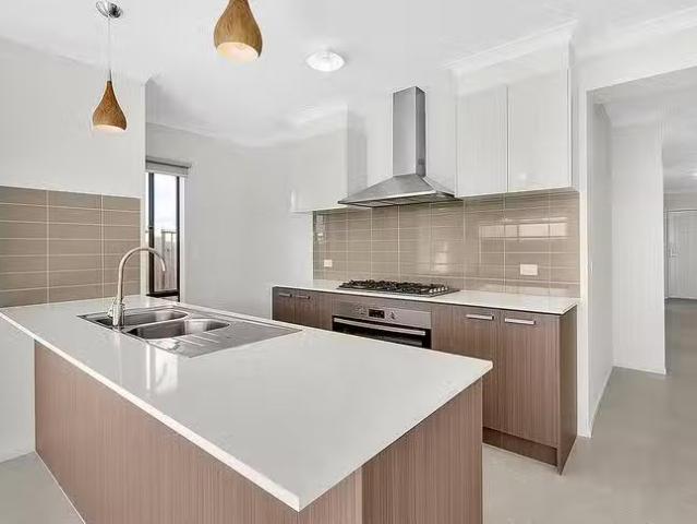 Unique 5 Roseneath Way, Mickleham, VIC 3064