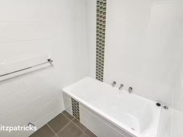 Unique 5 Schooner Place, Estella, NSW 2650