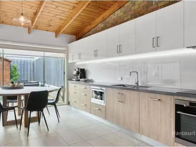 For Rent! 5 Strahan Street, NORTH HOBART Townhouse for rent L.