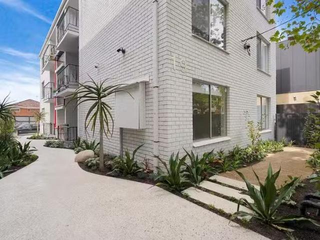 Cozy 6/19 Rankins Road, Kensington, VIC 3031