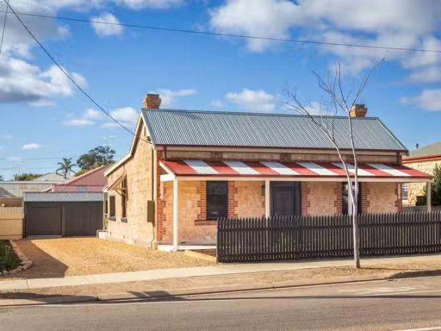 Just in! 63 Thomas Street, MURRAY BRIDGE, SA 5253 House for.
