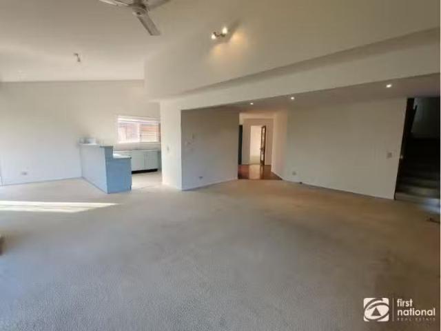 For Rent! 68 Dammerel Crescent, EMERALD BEACH House for rent.