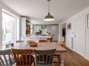 Rental! 6 bedroom detached house for rent in Station Road, Wat.