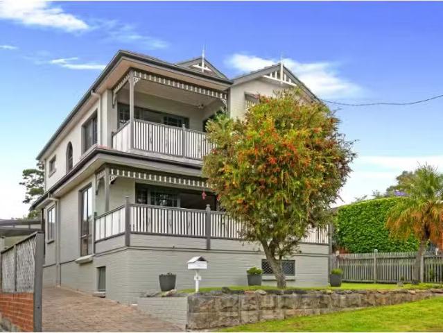Deal! 6 Coles Road, Freshwater House for rent Listed by Dom C.