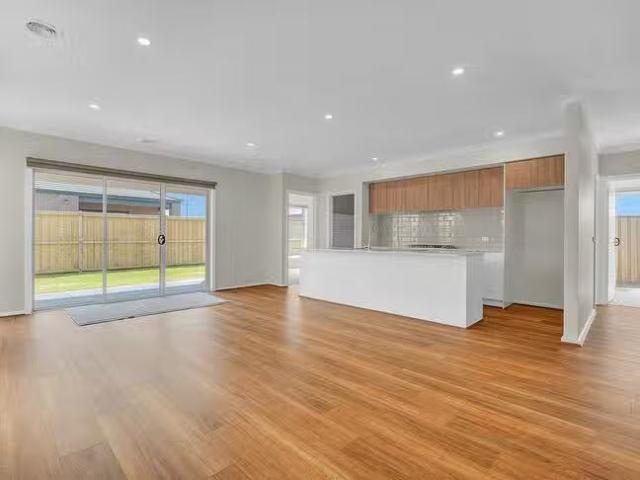 Deal! 6 Devenish Street, Armstrong Creek, VIC 3217