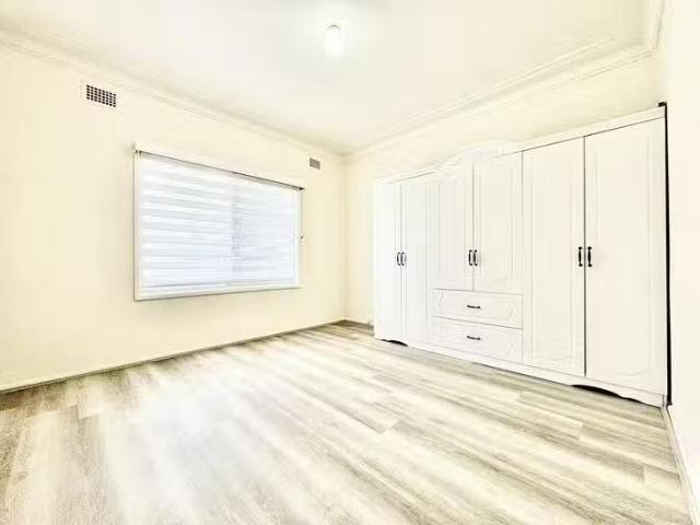 Just in! 6 Glen Place, Pendle Hill, NSW 2145