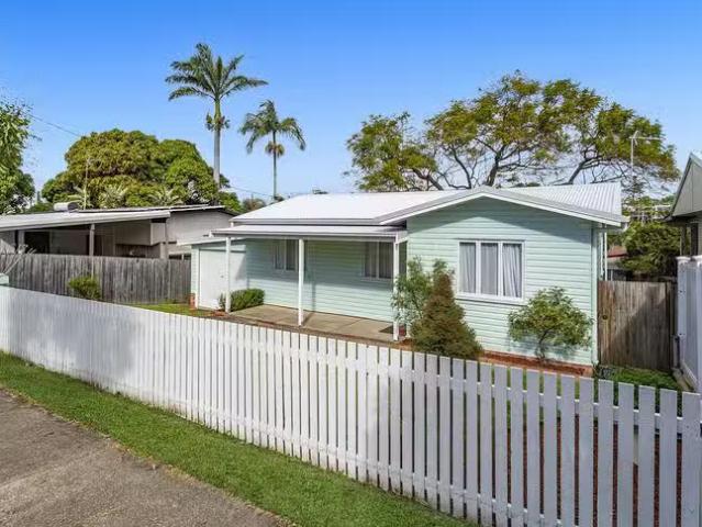 Unique 6 Horder Avenue, Labrador, QLD 4215