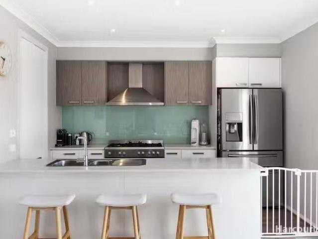 Cozy 6 Old Trafford Way, Officer, VIC 3809 Townhouse for Rent
