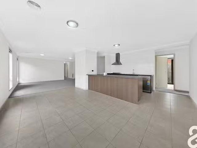 Nice 6 Persimmon Way, Doreen, VIC 3754