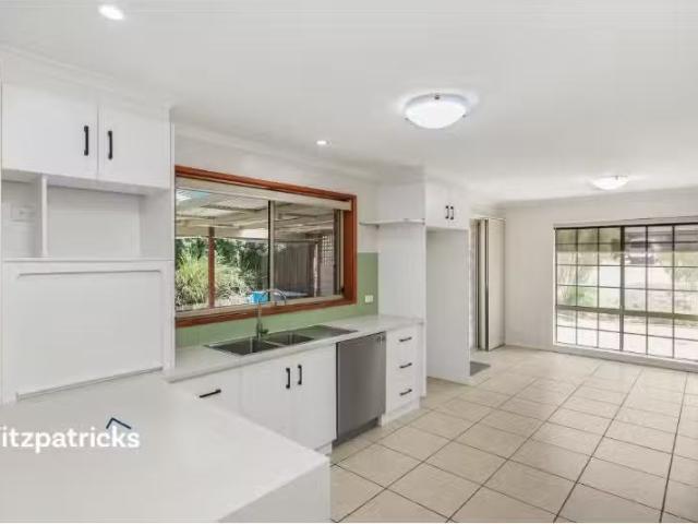 Charming 70 Balleroo Crescent, Glenfield Park House for rent.