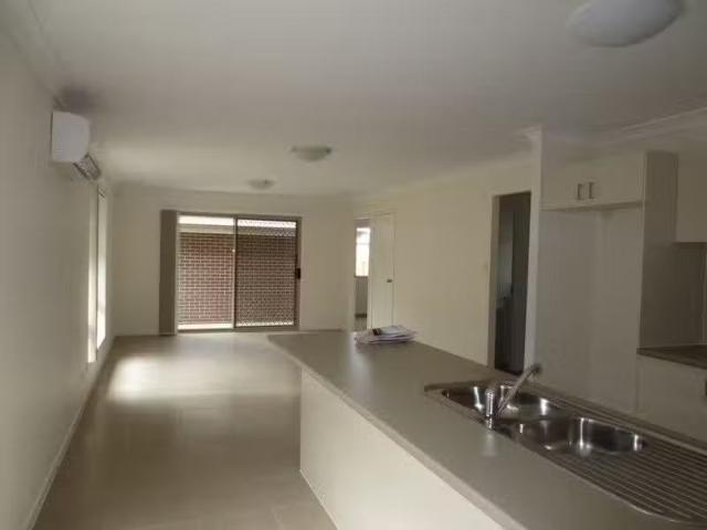 Charming 70 Beaumont Drive, PIMPAMA, QLD 4209 House for Rent