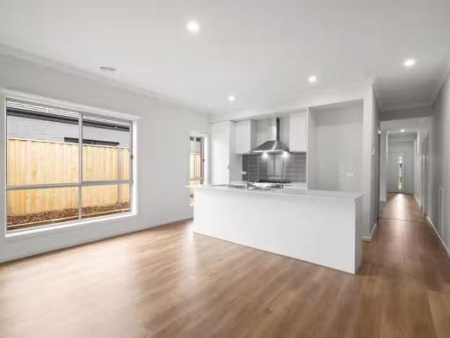 Charming 77 Largo Circuit, Junction Village VIC 3977