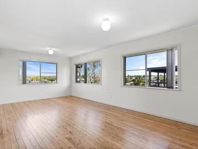 Cozy 80 Holberton Street, Newtown, QLD 4350