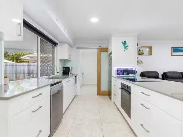 Cheap 8/12 Parkland Place, Banora Point, NSW 2486