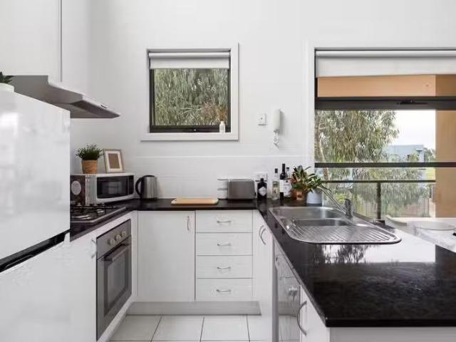 Nice 8/28 Diamond Boulevard, Greensborough VIC 3088