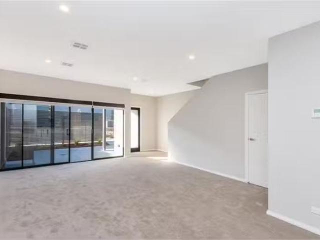 Nice 83/45 Negus Crescent, WATSON Townhouse for rent Listed b.