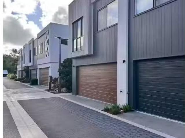 Charming 85/7 Angela Way, Pimpama Townhouse for rent Listed b.
