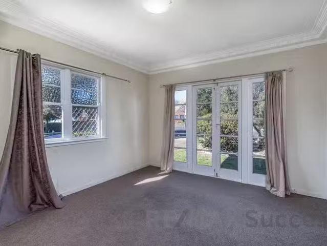 Cozy 89 Hill Street, Newtown, QLD 4350
