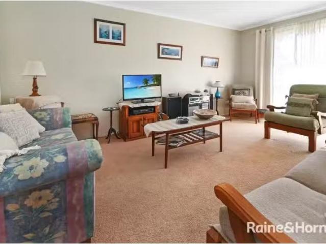 Cheap 89 Prince Edward Avenue, CULBURRA BEACH House for rent.