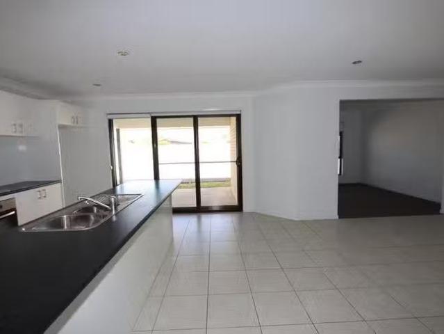 For Rent! 8 Amber Street, Emerald, QLD 4720