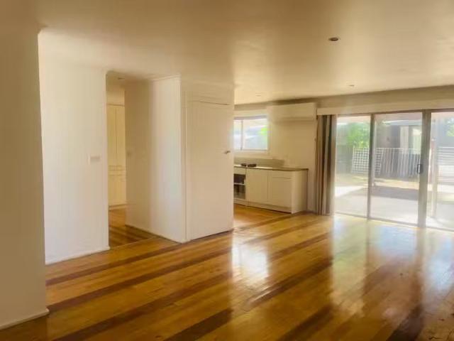For Rent! 8 appleby Ct, Sunshine VIC 3020