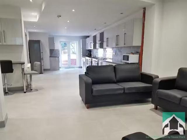 Just in! 8 BA 8 bedroom terraced house for rent in Bristol Roa.