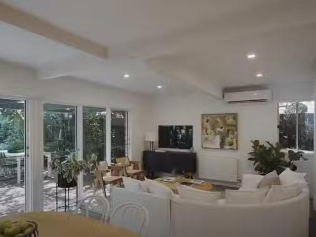 Deal! 8 Ballinamona Street, Fairfield, VIC 3078