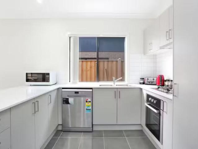 Rental! 8 Grosset Way, POINT COOK, VIC 3030 House for Rent