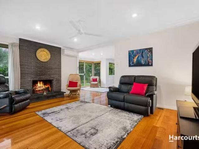 Just in! 8 Michael Court, FOREST HILL, VIC 3131 House for Rent