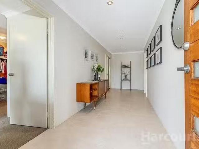 Nice 8 Panola Way, Sinagra, WA 6065