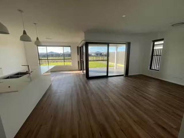 Charming 8 Sea Crescent, Dubbo, NSW 2830