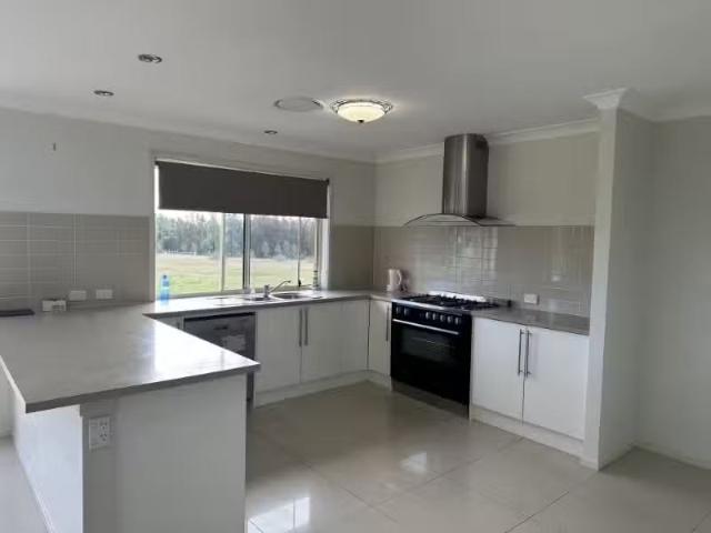 Rental! 902 a Mitchell Line Road, Mount Thorley House for rent.