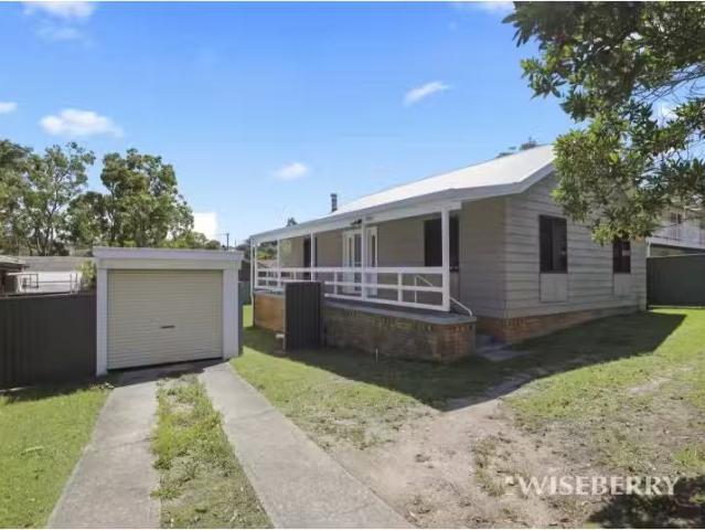 Charming 94 Elizabeth Bay Drive, Lake Munmorah House for rent.