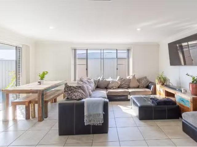 Unique 97 Linda Drive, DUBBO House for rent Listed by Tina Ha.